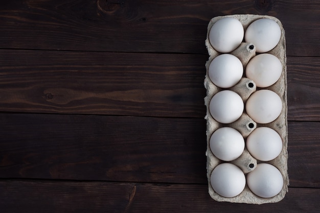 Frische Hühnereier in einer Packung, rohe Eier in einer weißen Schale in einer Schachtel.