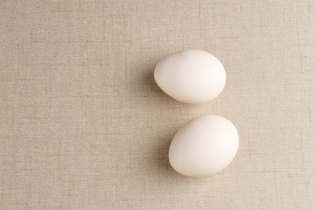 Frische Hühnereier Telur Ayam Kampung oder weiße Eier auf Holztisch Ausgewählter Fokus