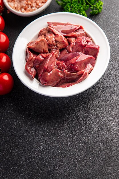 frische Hühnerleber rohe Innereien Mahlzeit Snack auf dem Tisch Kopie Raum Essen Hintergrund rustikal