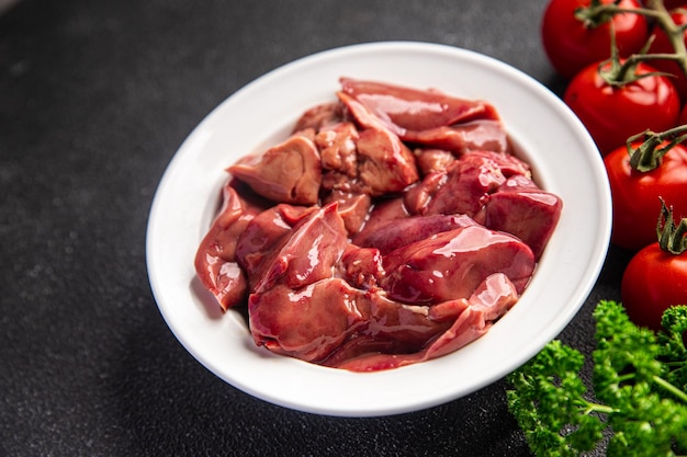 frische Hühnerleber rohe Innereien Mahlzeit Snack auf dem Tisch Kopie Raum Essen Hintergrund rustikal