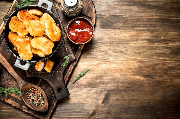 Frische Hühnernuggets mit Sauce und Gewürzen.