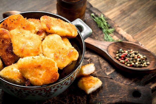 Frische Hühnernuggets mit Sauce und Gewürzen.