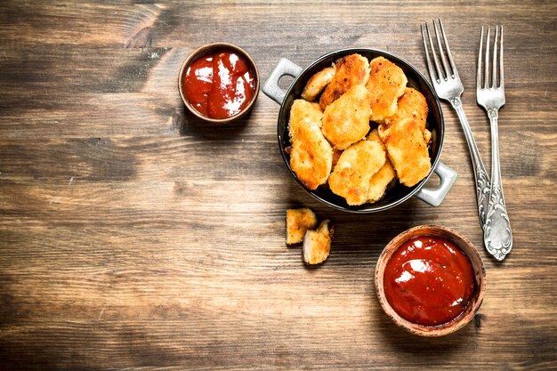 Frische Hühnernuggets mit Sauce und Gewürzen.