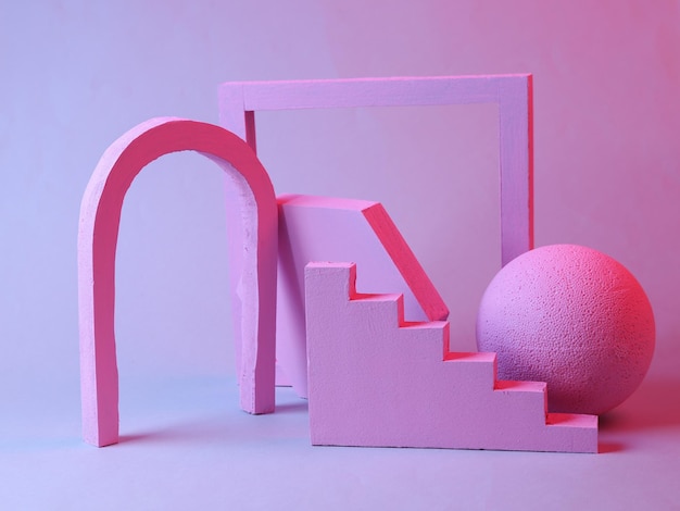 Frische Idee modernes Stillleben aus rosa geometrischen Formen in rosa blauem Neonlicht Minimalismus