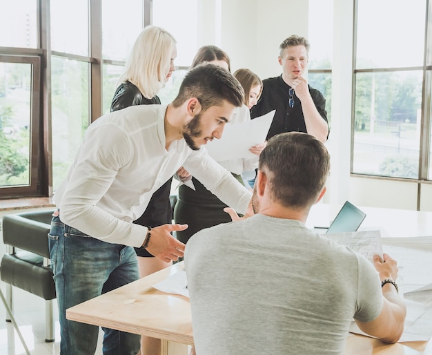 Frische Ideen in einem jungen Team während der Diskussion, Genehmigung durch die Behörden