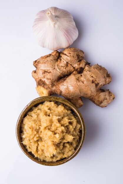 Frische Ingwer-Knoblauch-Paste oder Adrak Lahsun-Püree in einer Keramikschale. Selektiver Fokus