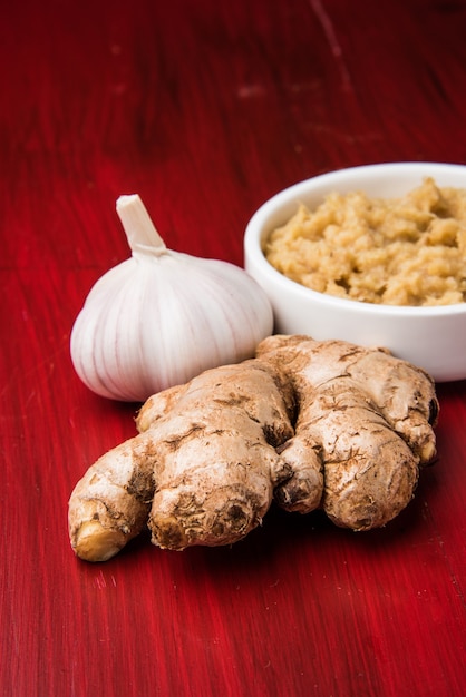 Frische Ingwer-Knoblauch-Paste oder Adrak Lahsun-Püree in einer Keramikschale. Selektiver Fokus