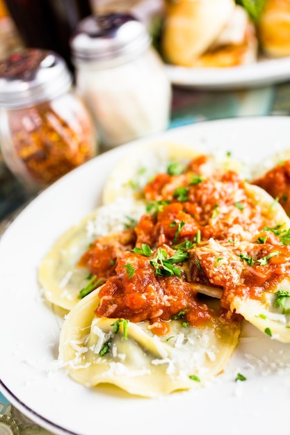 Frische italienische Gradmas-Ravioli auf dem Tisch im italienischen Restaurant.