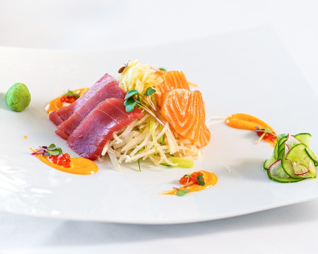 Frische japanische Sashimi rohe Fischscheibe auf Teller