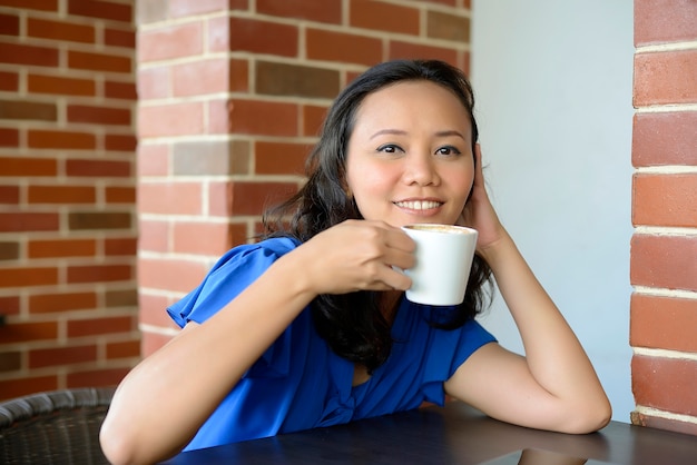 Foto frische junge frau im café