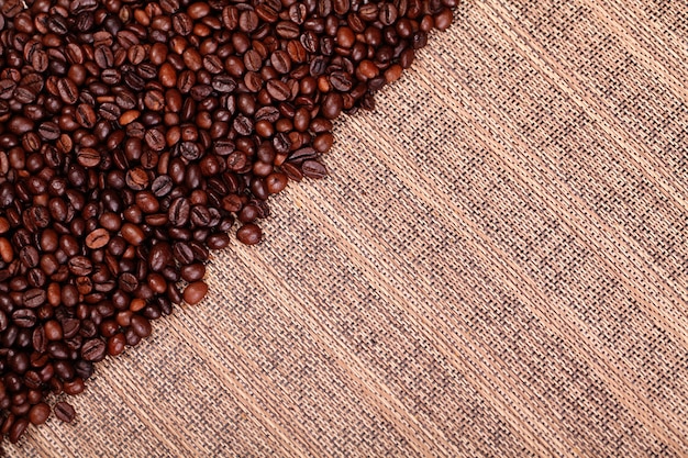 Frische Kaffeebohnen auf hölzernem Hintergrund