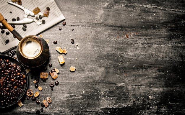 Foto frische kaffeekanne mit der zeitung