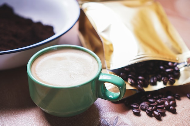 Frische Kaffeetasse Kaffeebohnen und gemahlenes Pulver