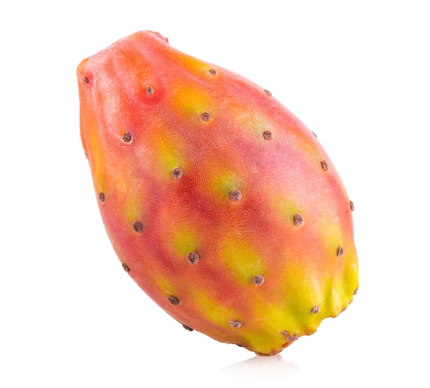 Frische Kaktusfrucht (Kaktusfeige, Opuntie) isoliert auf weißem Hintergrund mit Beschneidungspfad