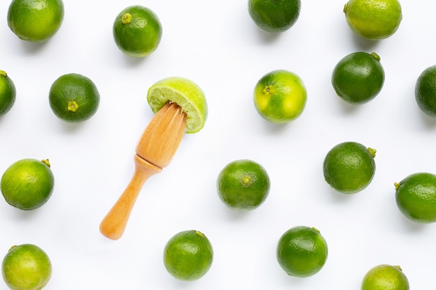 Frische Kalke mit den Blättern getrennt auf Weiß