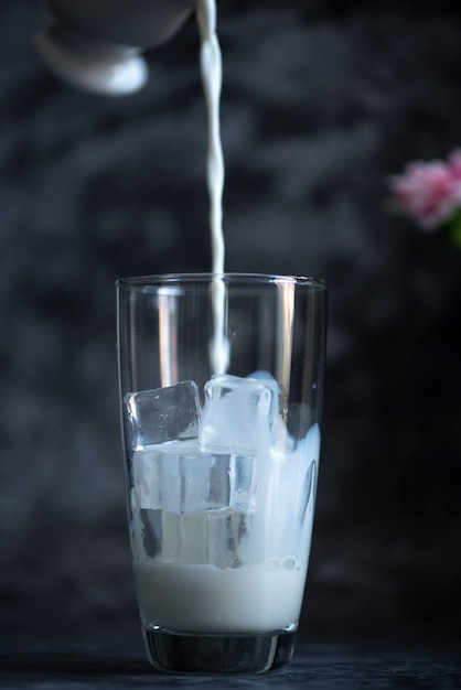 Frische kalte Milch gemischt mit leckerem Fruchtsaft