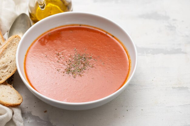 Frische kalte Tomatensuppe mit Kräutern in der Schüssel