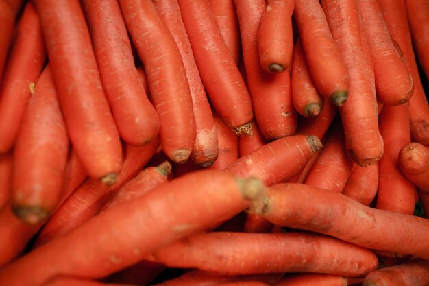 frische Karotten auf der Theke eines Lebensmittelladens Supermarkt frische junge Karotten