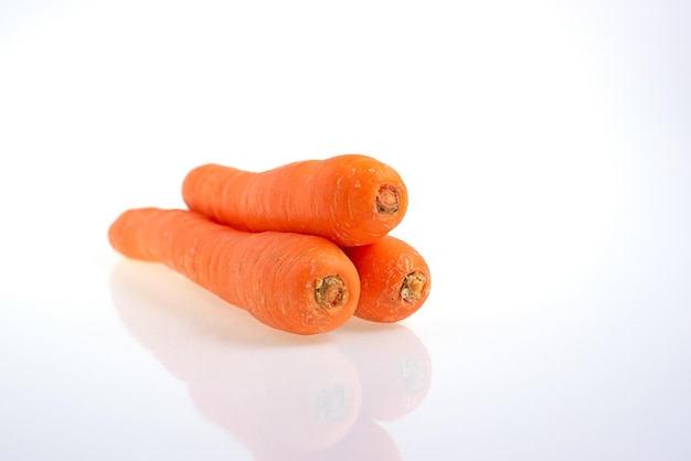 Frische Karotten isoliert auf weißem Hintergrund