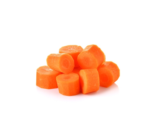 Frische Karottenscheibe auf Weiß