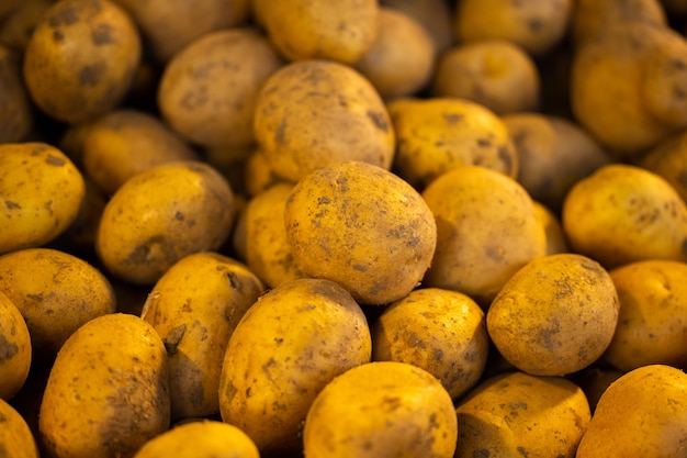 Frische Kartoffeln auf dem Markt