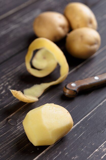 Frische Kartoffeln auf der hölzernen Tabelle