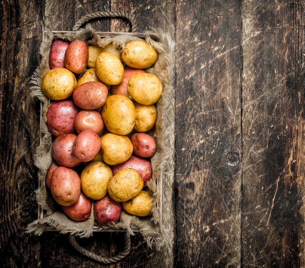 Frische Kartoffeln auf einem Holztablett