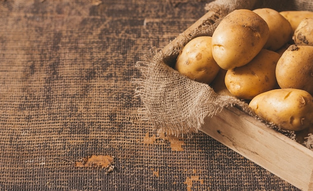 frische Kartoffeln auf Holzuntergrund