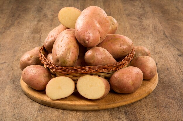 Frische Kartoffeln auf rustikalem Holzraum. Frisches Gemüse.