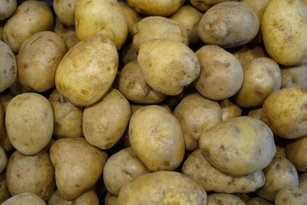 Frische Kartoffeln, die im Supermarkt ausgestellt werden, füllen den Rahmen, der von oben aufgenommen wurde