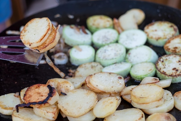 Frische Kartoffeln, die in Öl gekocht werden Seitenansicht