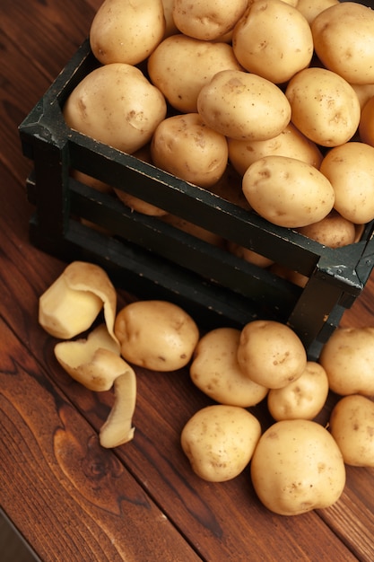 Frische Kartoffeln im Korb