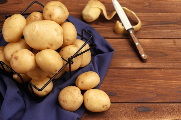 Frische Kartoffeln im Korb