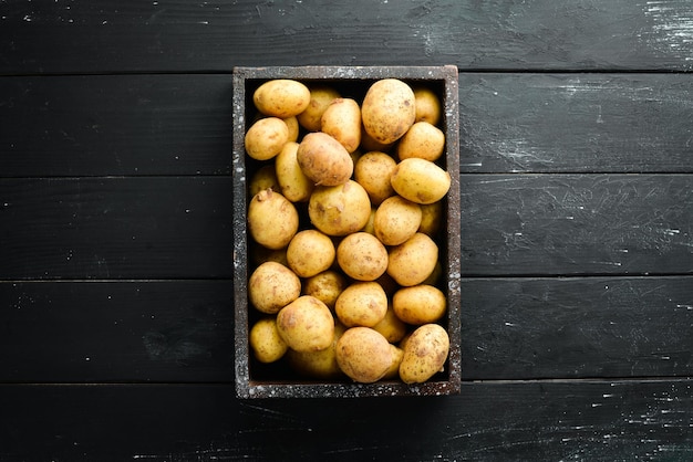 Foto frische kartoffeln in der box bio-lebensmittel draufsicht freier platz für text