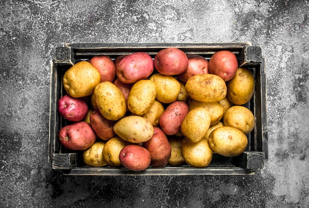 Frische Kartoffeln in einer Box.