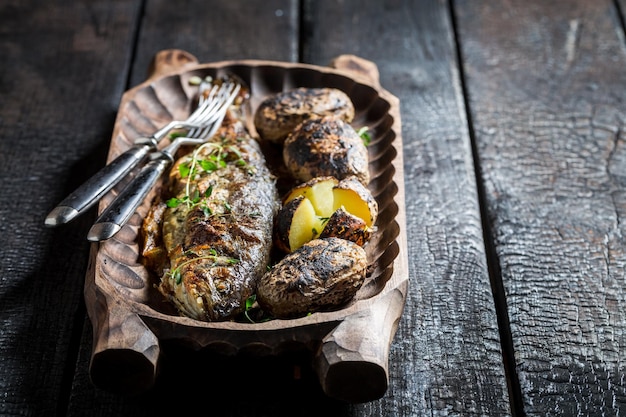 Frische Kartoffeln und Forellen mit Kräutern und Butter