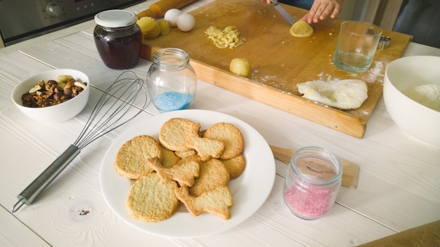 Foto frische kekse auf teller in der küche