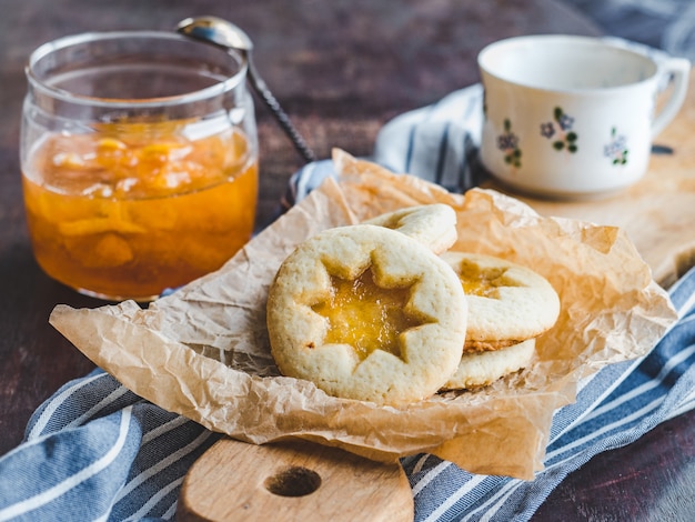 Frische Kekse und Orangenmarmelade. Nahaufnahme, Seitenansicht