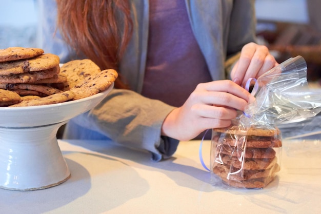 Frische Kekse zum Verkauf einpacken Schnappschuss einer Frau, die in ihrer Bäckerei arbeitet