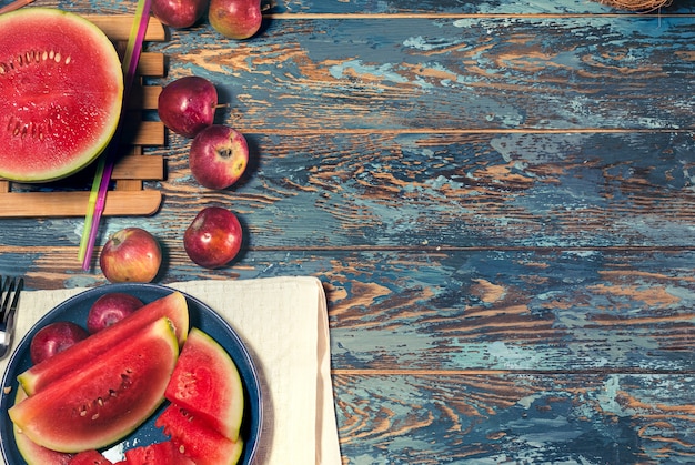 Frische kernlose Wassermelone und Äpfel auf hölzernem Hintergrundansicht-Copyspace