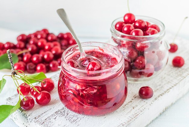 Frische Kirschen im Glas für hausgemachte konservierte Kirschmarmelade