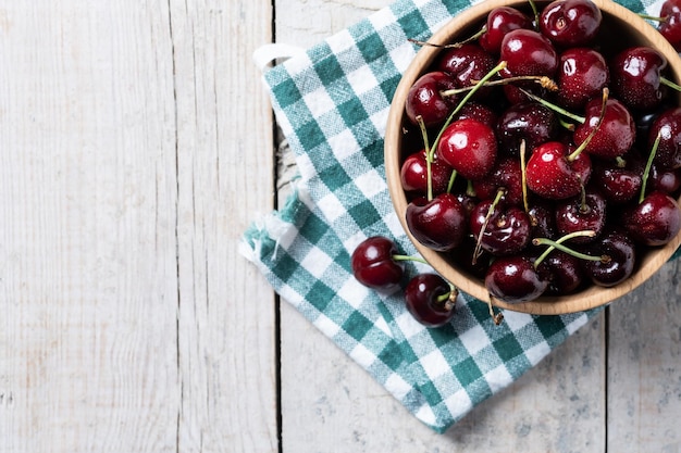 Frische Kirschen mit Wassertropfen