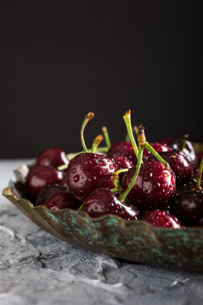 Frische Kirschen mit Wassertropfen.