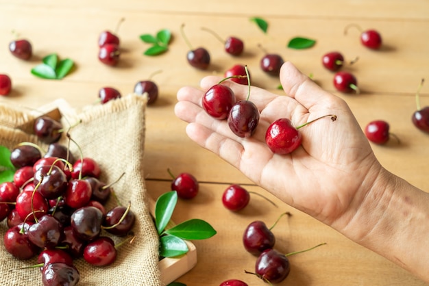 Frische Kirschen zur Hand