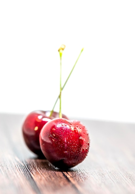 frische kirschfrucht lokalisiert auf weiß