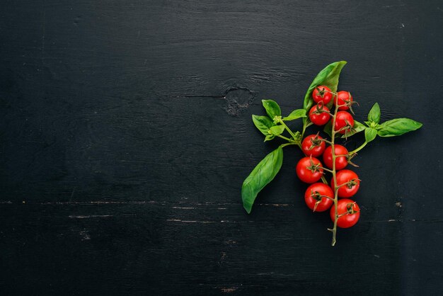 Frische Kirschtomaten auf einem Zweig Ansicht von oben Auf dem Tisch Freier Platz für Text