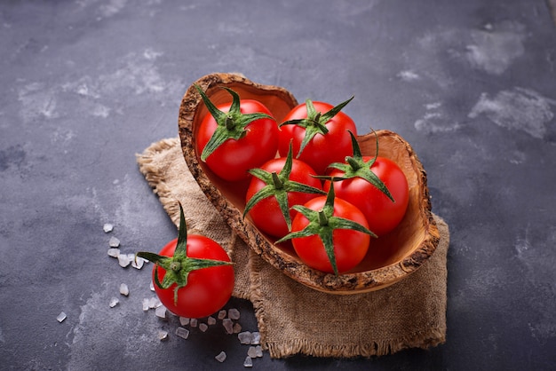 Frische Kirschtomaten auf grauer Tabelle