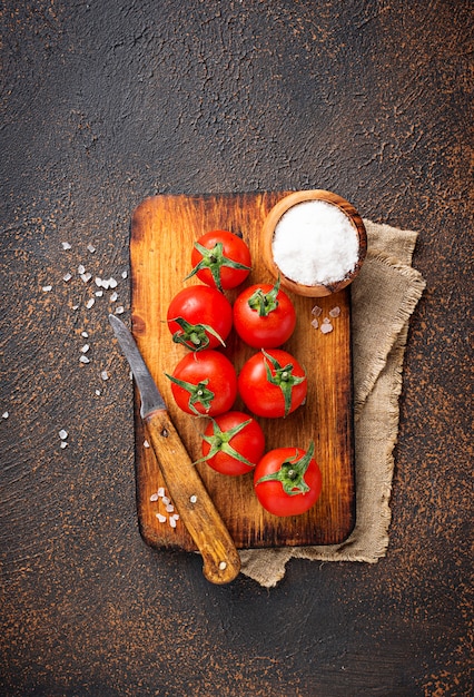 Frische Kirschtomaten auf rostigem Hintergrund