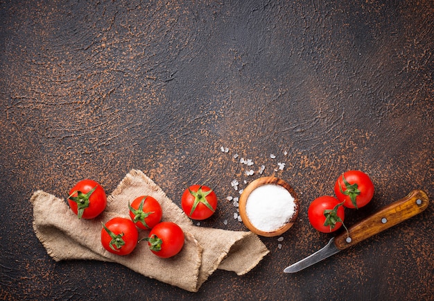 Frische Kirschtomaten auf rostigem Hintergrund