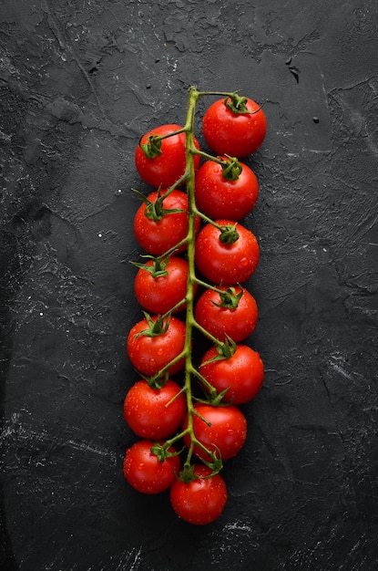 Frische Kirschtomaten auf schwarzem Hintergrund Draufsicht Freier Platz für Ihren Text